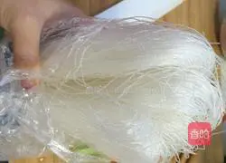 Illustration of how to make Vietnamese spring rolls 8