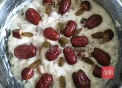 Illustration of how to make red date and raisin cake 11