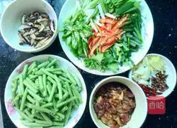 Illustration of braised noodles with mushrooms and beans 2