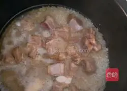 Illustration of how to make taro pork ribs claypot rice 3