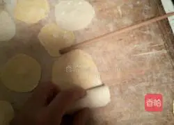 Illustration of how to make rose roll 4