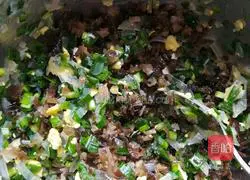 Illustration of how to make chive spring rolls 8