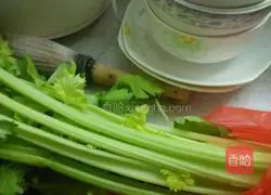 Illustration of how to make celery and meat pot stickers 1