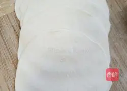 Illustration of how to make rose rolls 2