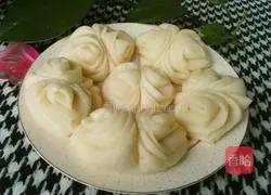 Illustration of how to make flower rolls 15
