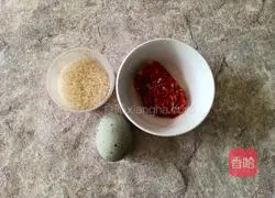 Illustration of how to make preserved egg and lean meat porridge 1