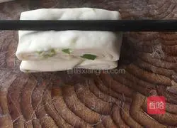 Illustration of how to make scallion rolls 10