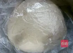 Illustration of how to make spring roll skins 3