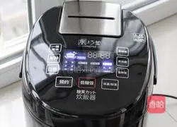 Illustration of how to make black rice, cheese and meat floss rice balls 3