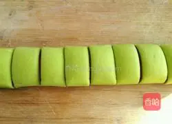 Illustration of how to make colorful large flower rolls 5