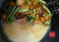 Illustration of how to make braised rice with beans and pork belly 4