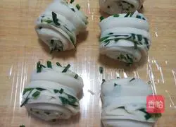 Illustration of how to make scallion rolls 8