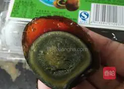 Illustration of how to make lean meat and preserved egg porridge 5