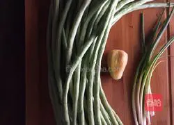 Illustration of how to make braised rice with diced beans and pork in a long vat 2