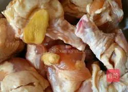 Illustration of how to bake chicken wings in a rice cooker 3