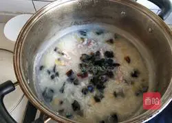 Illustration of how to make preserved egg and lean meat porridge 11