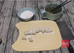 Illustration of how to make scallion and pork dumplings/pot stickers 12