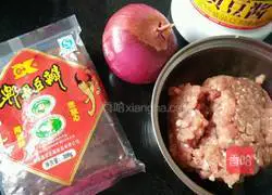 Illustration of how to make rice noodles and meat sauce 1