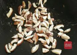 Illustration of how to make braised rice with mushrooms, sausages and potatoes 3