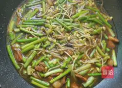 Illustration of how to make braised noodles with garlic moss 6