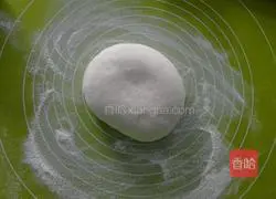 Illustration of how to make rolled flower rolls 1