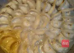 Illustration of how to make pot stickers stuffed with pork and chives 14