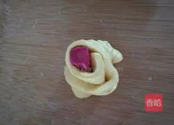 Illustration of how to make pumpkin flower rolls 8
