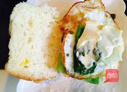 Illustration of how to make egg lettuce burger 5