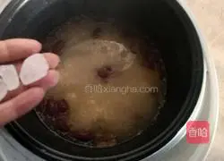 Illustration of how to make red dates, longan and millet porridge 9