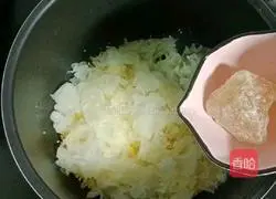 Illustration of how to make millet, white fungus and apple porridge 6