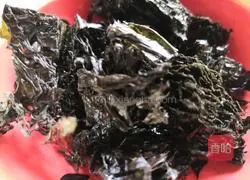 Illustration of how to make seaweed and egg drop porridge 2