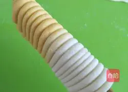 Illustration of how to make two-color shell flower rolls 13