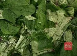 Illustration of how to make sweet potato leaf steamed buns 1