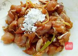 Illustration of how to make claypot rice with mushrooms and chicken 4