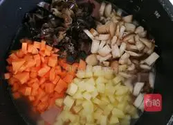 Illustration of how to make braised rice with one tomato 10