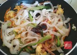 Illustration of three fresh fried rice noodles 11