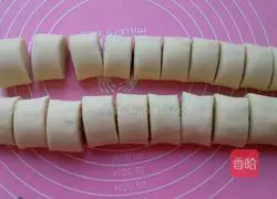 Illustration of making double-flavored flower rolls 8