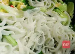 Illustration of how to make fried rice noodles with vegetables and eggs 7