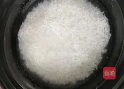 Illustration of how to make sausage claypot rice 7