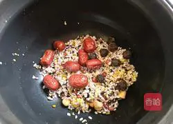 Illustration of how to make red dates, longan and eight-treasure porridge 4