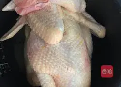 Illustration of how to cook salt-baked chicken in rice cooker 4