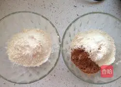 Illustration of how to make two-color twist rolls 1