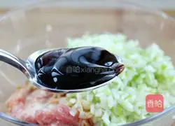 Illustration of how to make pork and green onion pot stickers 8