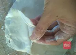 Illustration of how to make paper-thin spring rolls 4