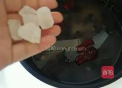 Illustration of making fungus and red date porridge 5