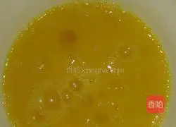 Illustration of how to make cold egg shredded noodles 2