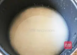 Illustration of how to make claypot rice with mushrooms and chicken 1