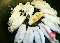 Illustration of how to make leek and pork pot stickers 4