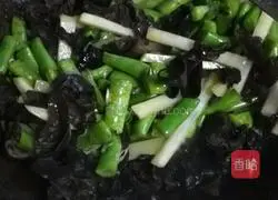 Illustration of how to make braised beans and noodles 7