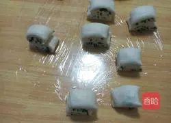 Illustration of how to make scallion rolls 6